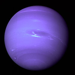 Neptun osmá a nejvzdálenější planeta od Slunce, řadí se mezi plynné obry, charakteristicky modrá barva (zejména díky přítomnosti většího množství metanu v atmosféře), atmosféra složena převážně z
