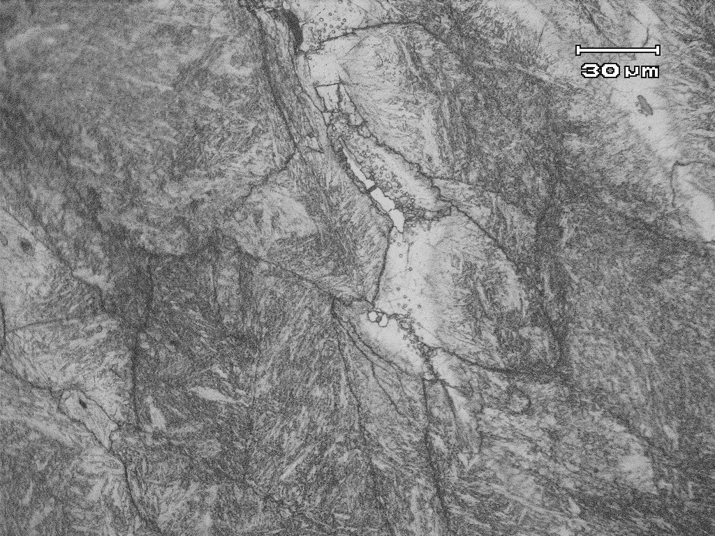 METAL 2009 4.3 Ocel X50CrMoV5-1-1 Po naleptání se v oblasti řezu zviditelnila martenzitická struktura se zbytkovým austenitem na hranicích zrn (obr. 4.).
