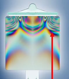 II. Vnitřní reziduální napětí FOTOELASTICIMETRIE (ukázka v laboratoři) objekt je prosvětlován polarizovaným světlem, pohledem přes analyzátor lze pozorovat charakteristické obrazce, které poskytují