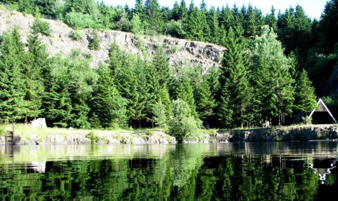 77 75 Od kavárny Waldschlösschen 73 km 73 pokračujeme lesní cestou s označením Zum Rennsteig. Po 200 m přiběhneme na rozcestí (Bob- und Rodelbahn, Bobová a sáňkařská dráha).