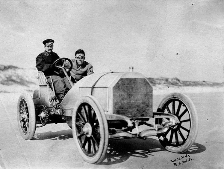 Roku 1900 zaměstnávala Huť Poldi asi 1200 dělníků a vyráběla 36 tisíc tun oceli a 16 tisíc tun hotových výrobků, zejména děl, hlavní, dále ocelová péra, ocel na nástroje a ocelové dráty.