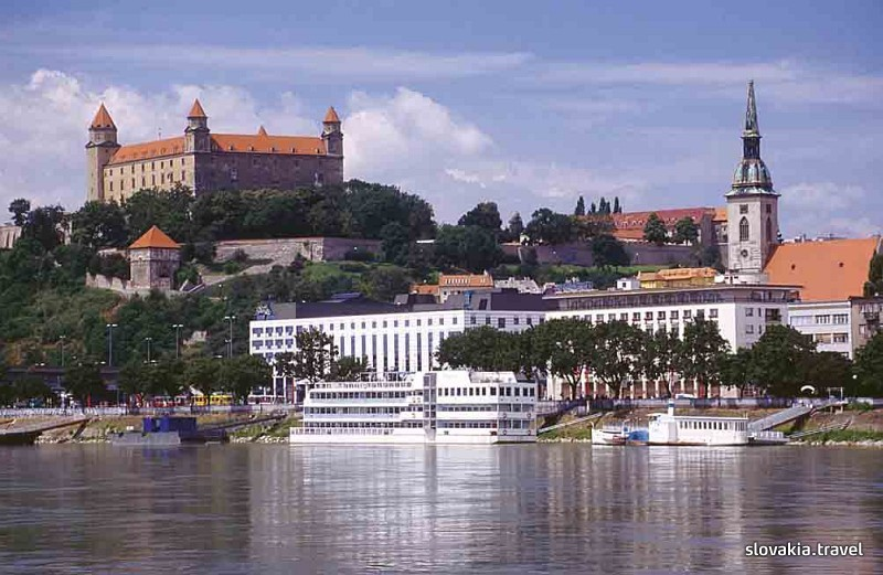 Státní hranice v číslech Hranice mezi všemi státy světa činí celkem 250 708 km Nejvíce sousedních států mají Rusko a Čína (14) 44 států nemá přístup k moři jsou to vnitrozemské státy 2 vnitrozemské