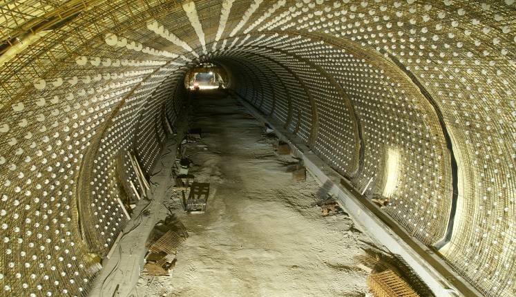 PROJEKTOVÁNÍ A KONSTRUKČNÍ ZÁSADY PŘI PROVÁDĚNÍ DEFINITIVNÍHO OSTĚNÍ RAŽENÝCH ÚSEKŮ TUNELŮ NA STAVBĚ SOKP 513 Anton Petko, Vladimír Prajzler, Libor Mařík 1 Úvod Projektování a realizace jsou termíny,
