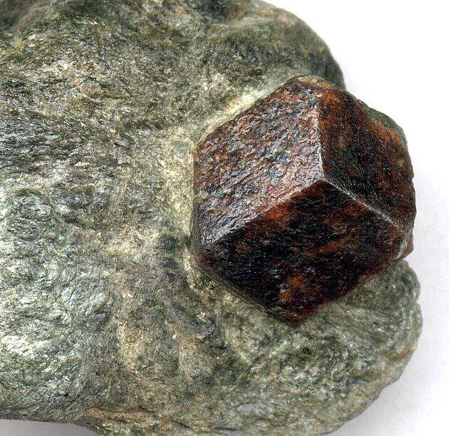 Nesosilikáty: nezávislé (izolované) tetraedry [SiO 4 ] 4- Granát A 2+ 3 B 3+ 2 [SiO 4 ] 3 Pyralspity - B = Al Pyrop: Mg 3 Al 2 [SiO 4 ] 3 Almandin: Fe 3 Al