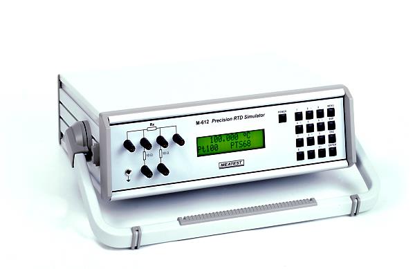 M-602 Programovatelná odporová dekáda MEATEST 9 Provedení modul 19 (verze M602-Vxx1x) Dekádu je možné objednat v provedení zásuvného modulu pro montáž do skříně 19. Výška modulu je 3HE.