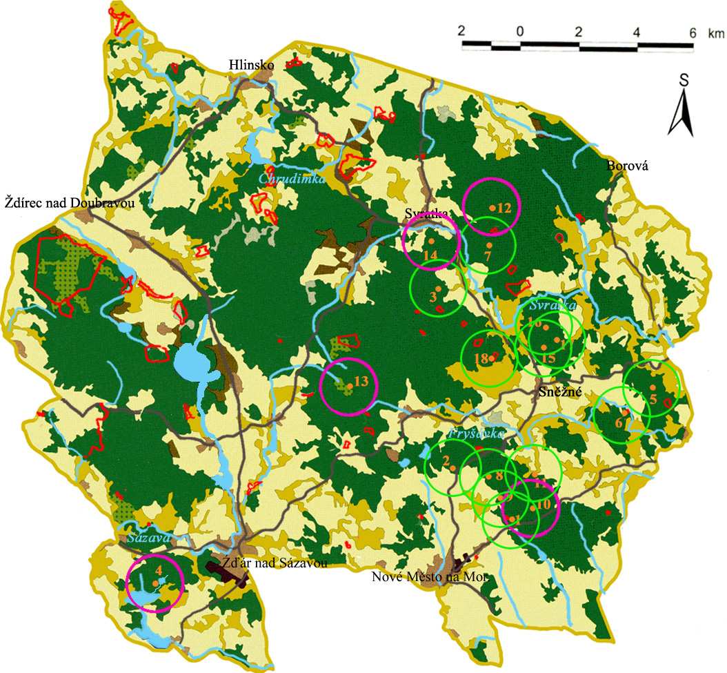 Příloha 5 Příloha 5: Znázornění teoreticky vymezených lovišť sýce rousného (Aegolius funereus) v CHKO Žďárské vrchy. Zelené kruhy představují lokality, kde sýc v sezóně 2005 úspěšně vyhnízdil.