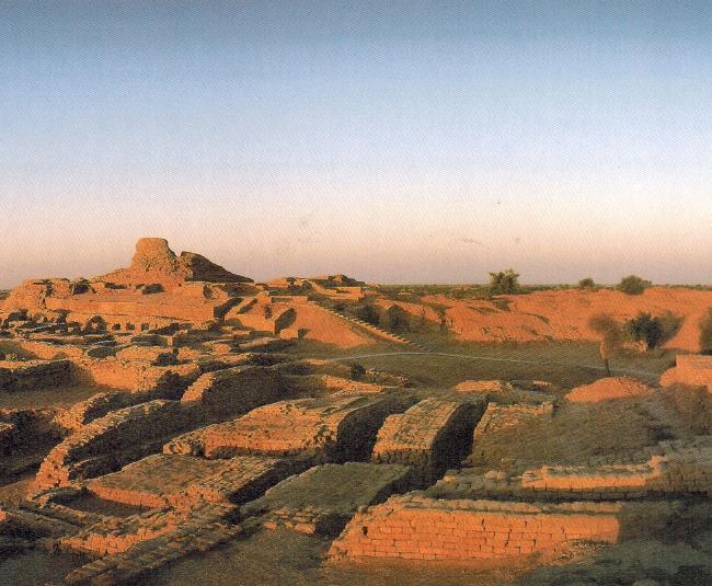 Mohendžo-dáro město na vyvýšené plošině v povodí Indu citadela jako dominanta (se zbytky