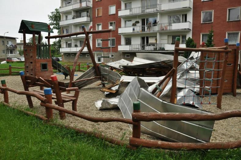 VÍTR Za bouřek se nárazovitý vítr vyskytuje na jejich čele, většinou před nástupem bouřek.