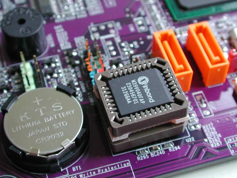 je na pouzdru paměti skleněné okénko, aby záření mohlo dopadat na čip. Paměti EPROM se používaly k uložení BIOSu v dřívějších dobách. EEPROM Electrically Erasable PROM.