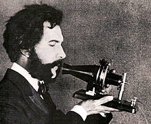 Ze života: Alexander Graham Bell (1847 1922) narodil se ve Skotsku, americký profesor fyziologie orgánů řeči, fyziky a vynálezce, v Londýně studoval Bell medicínu (věnoval se pokusům v akustice