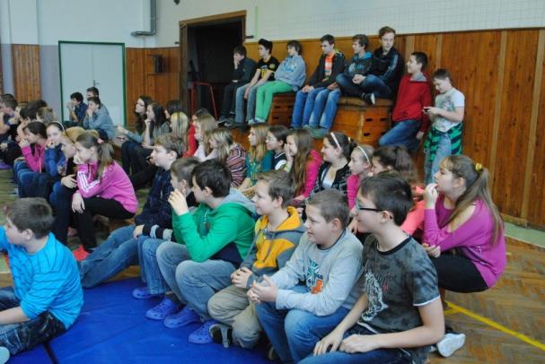 Vánoční besídka Dne 19. 12. 2013 naše třída 9. A. pořádala vánoční besídku, která se konala v tělocvičně naší školy.