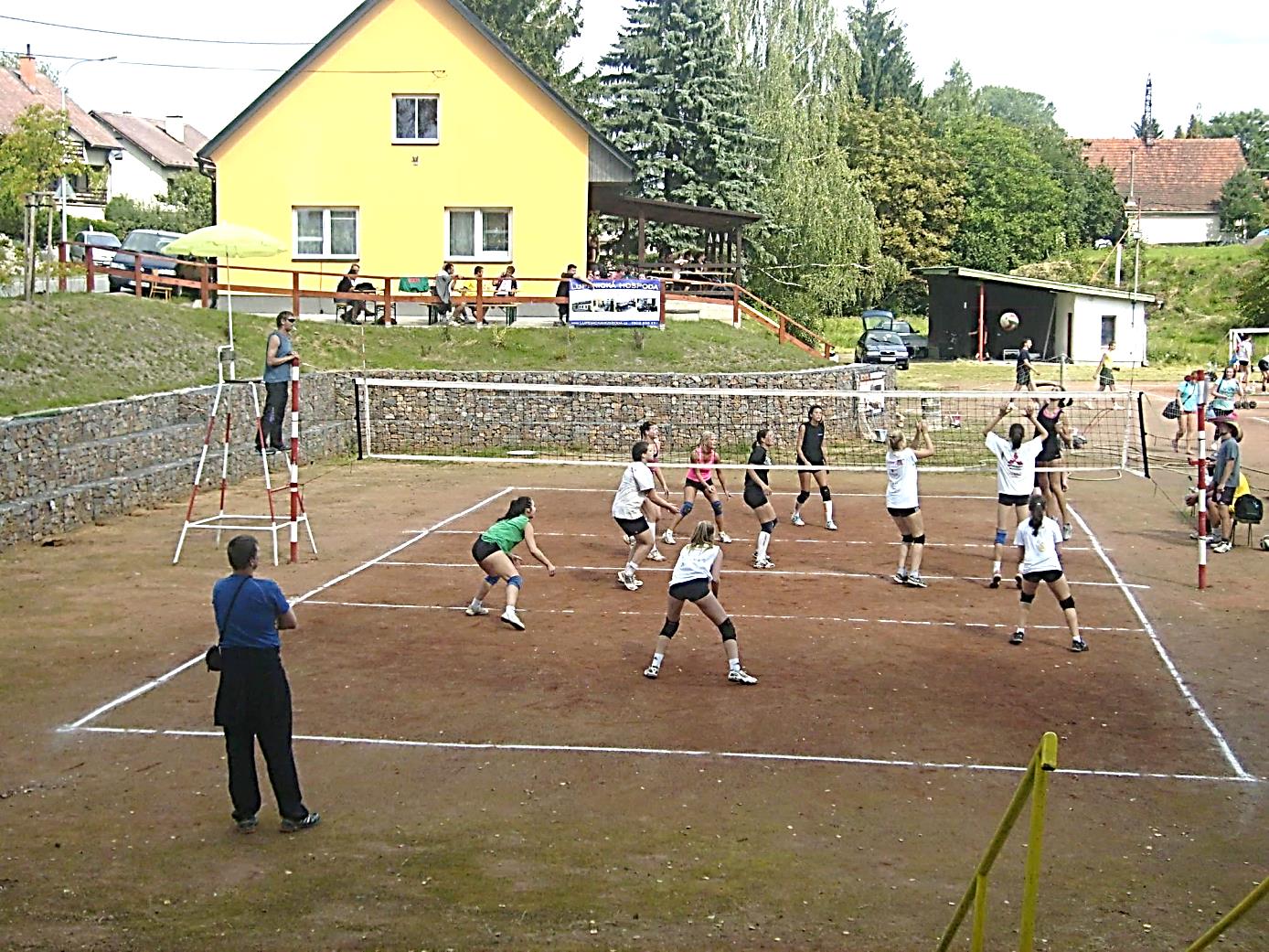 Druhý hrací den patřil mladším a starším žákyním, kadetkám a mixu smíšené 4+2. V těchto kategoriích bylo přihlášeno rovněž celkem 26 mužstev.