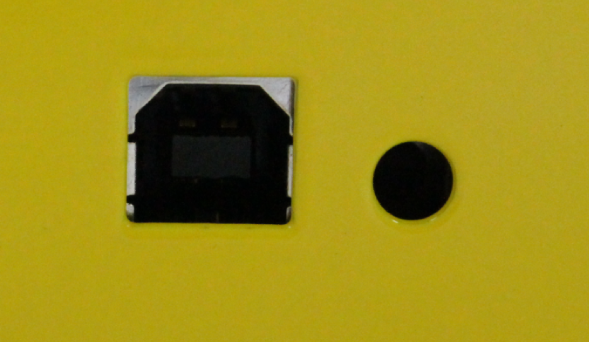 Funkce resetovacího tlačítka Reset zařízení - rychlým stiskem tlačítka Obnovéní továrního nastavení - stiskněte tlačítko a držte ho než se rozsvítí všechny LED diody červeně.