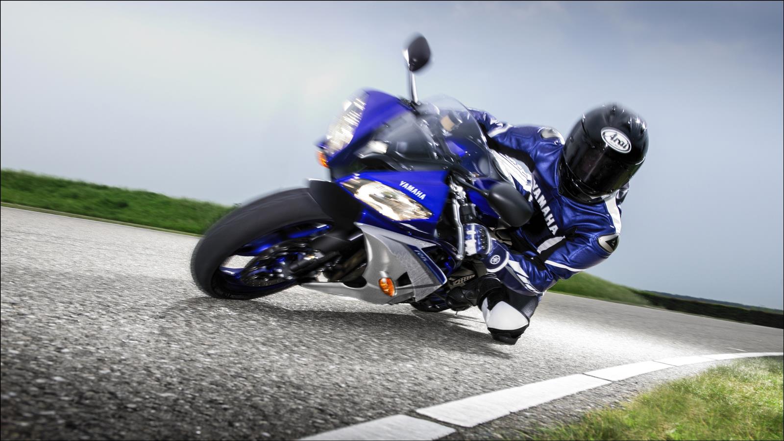 Ovládni extrém Stačí jediná jízda na R6 a okamžitě poznáte, že tento stroj se zrodil na závodní dráze.