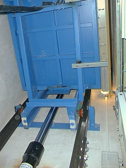 Hydraulické výtahy Hydraulické výtahy mají využití v objektech, kde se nedostává prostoru pro vybudování klasické strojovny.