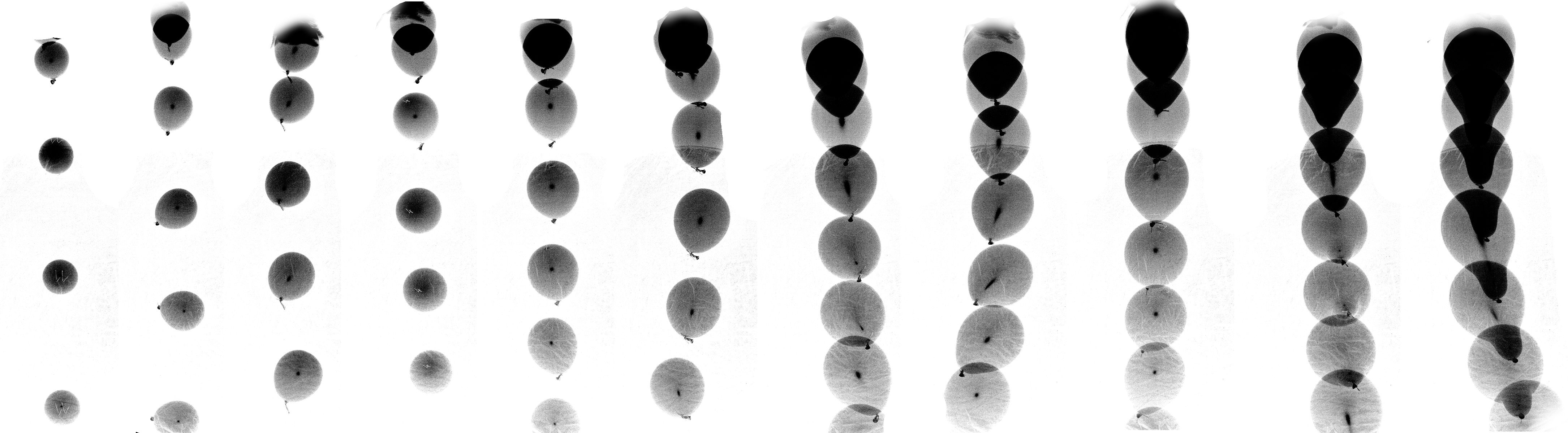 Obr. : Snímky (negativy) vytvořené pomocí stroboskopu pro různé velikosti balónků. Další možnost je záznam videa, které poté analyzujeme např. v programu Tracker, viz obrázek.