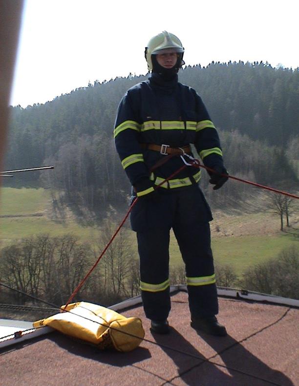 NOUZOVÉ ZPŮSOBY SLANĚNÍ POLOHOVACÍ PÁS pracovní rukou uchopí konec lana vycházejícího z uzlu v karabině a dotáhne