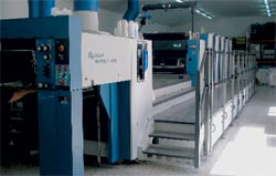 Obr. 7: Archový tiskový stroj KBA Rapida 105 Archový tiskový stroj KBA Rapida 105 v úpravě pro tisk hybridními barvami, na kterém je v tiskárně Profiprint prováděn ofsetový potisk substrátů z
