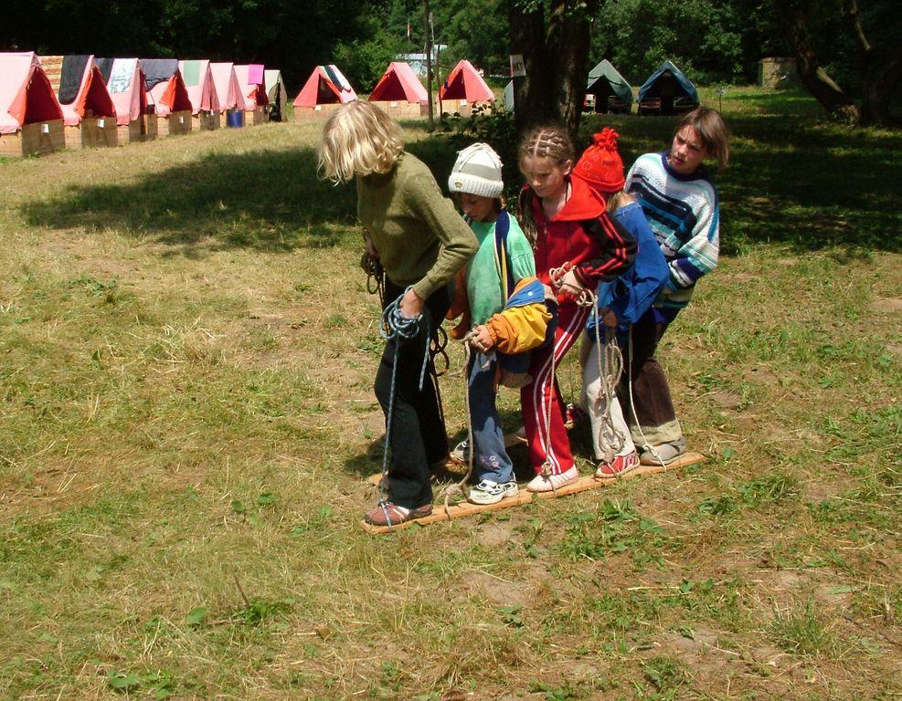37. dívčí oddíl Družinový život Po Vánocích jsme se sešly v plné síle a pokračovaly v zajetých kolejích, Vlaštovky pod vedením Šamana a Bedřišky, Veverky s Marmar a Lipo, Sněženky s vedoucími Šárkou