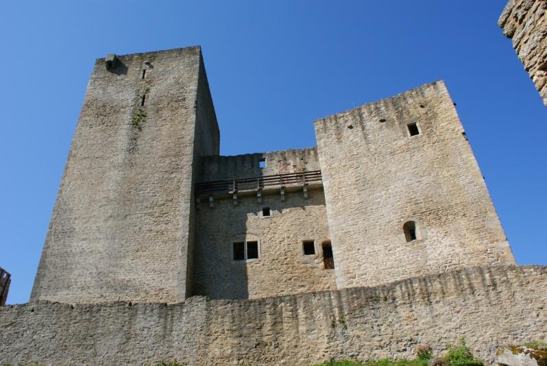 Románské části hradu Kaple s tribunou a apsidou Původní obytná věž