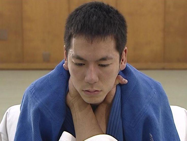 Technika škrcení Gyaku-žuži-žime Tori je tváří v tvář k ukemu, uchopí límce ukeho kimona podhmatem, přitahuje ukeho k sobě a prací předloktí a zápěstí provede škrcení.
