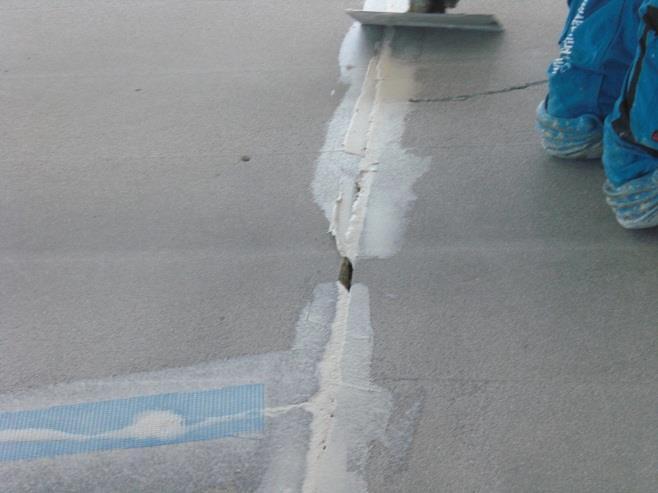 V každém případě musí být nové spáry realizovány tak, aby vznikla dilatační pole cca 50m²; v případě vytápěných podlah je maximální plocha dilatačního pole 25-30 m².