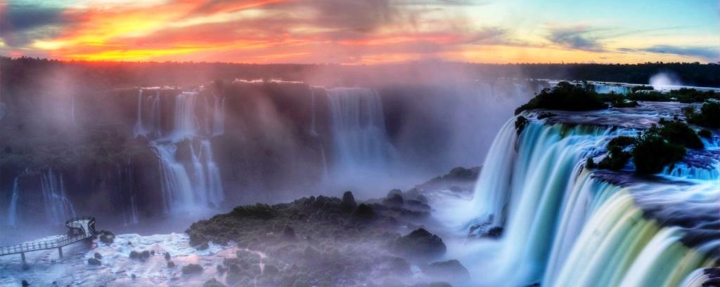 Fakultativní výlet k vodopádům Iguaçu Výlet na vodopády Iguazu (3 dny) Během výletu spatříte brazilskou stranu vodopádů, která je obecně považována za záživnější z důvodu, že je lépe vidět větší část