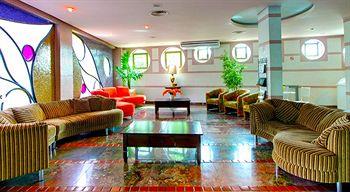 Royal Rio Palace Hotel**** Ubytování www.royalrio.com.br Hotel Royal Rio Palace je vzdálen 24 km od mezinárodního letiště a leží pouze několik minut chůze od pláže Copacabana.