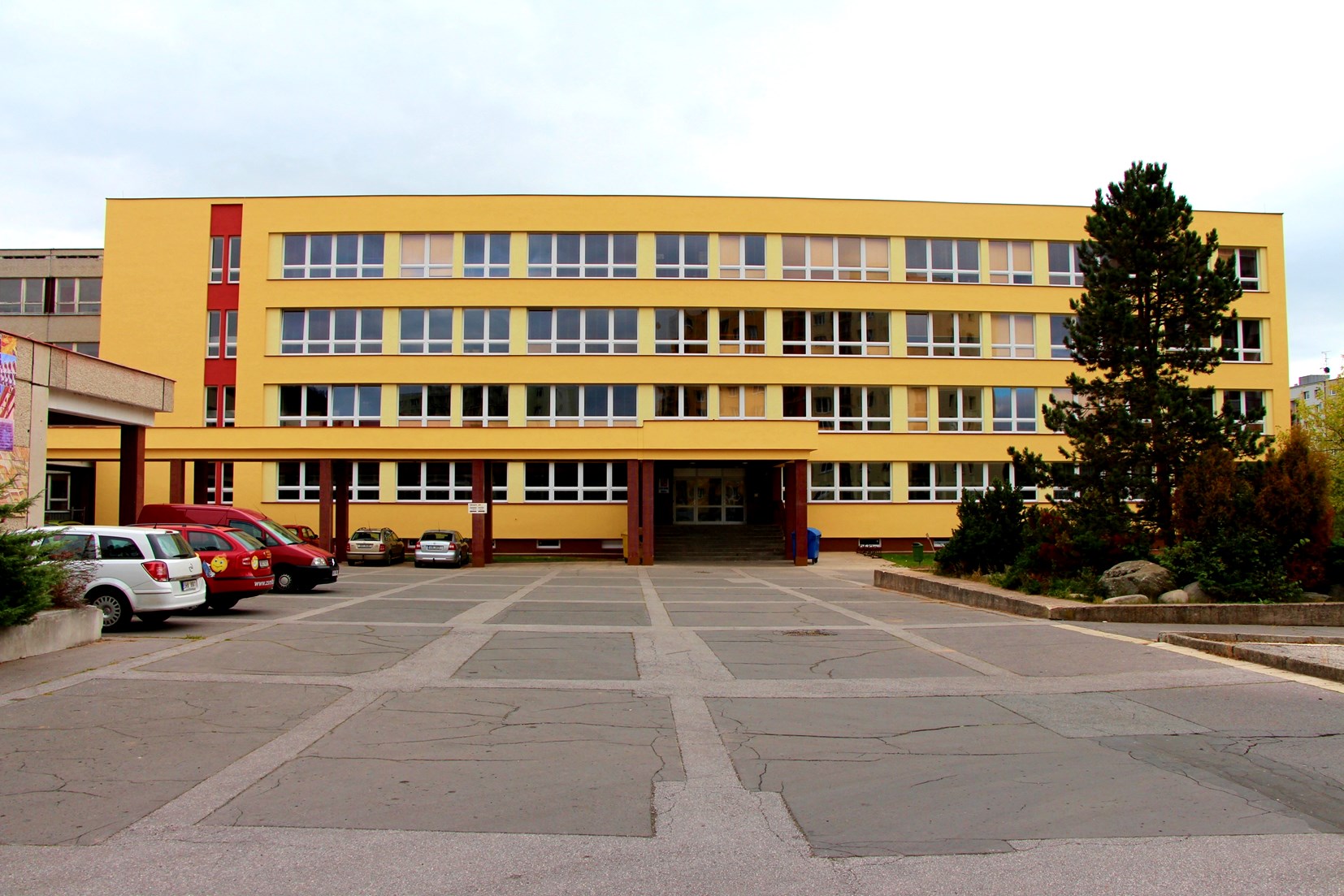 ní lad šk o la, Mlá n d