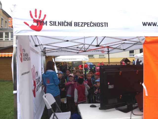 se naši malí žáčci přepravili autobusem k ZŠ Komenského, kde se zúčastnili dopravně bezpečnostního víceboje s názvem Bezpečně na silnicích.