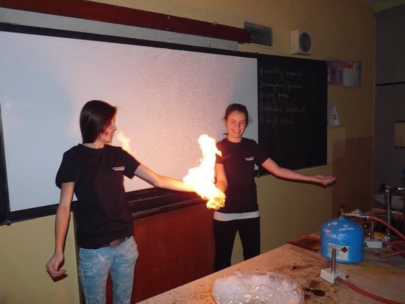 Ve třetí části, jsou svědky chemické show v podání učitelů chemie Mgr. Zapletala a Rysa. Nejdříve se na poli chemie představilo céčko následované áčkem.