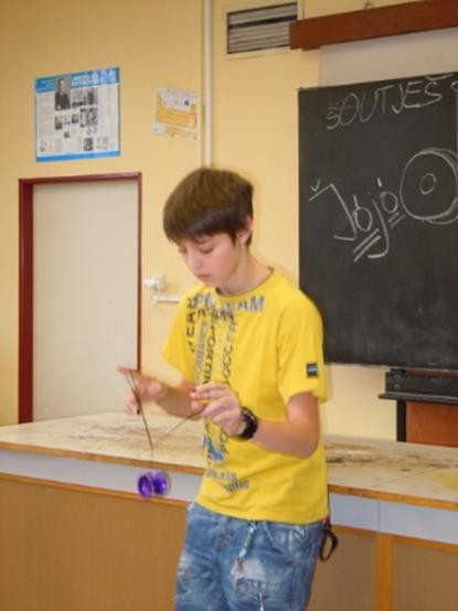 Teprve potom může člověk vzít YOYO mezi obyčejné smrtelníky a ukázat jim, co se naučil. A protože na naší škole je YOYO mánie, rozhodli jsme se uspořádat soutěž.