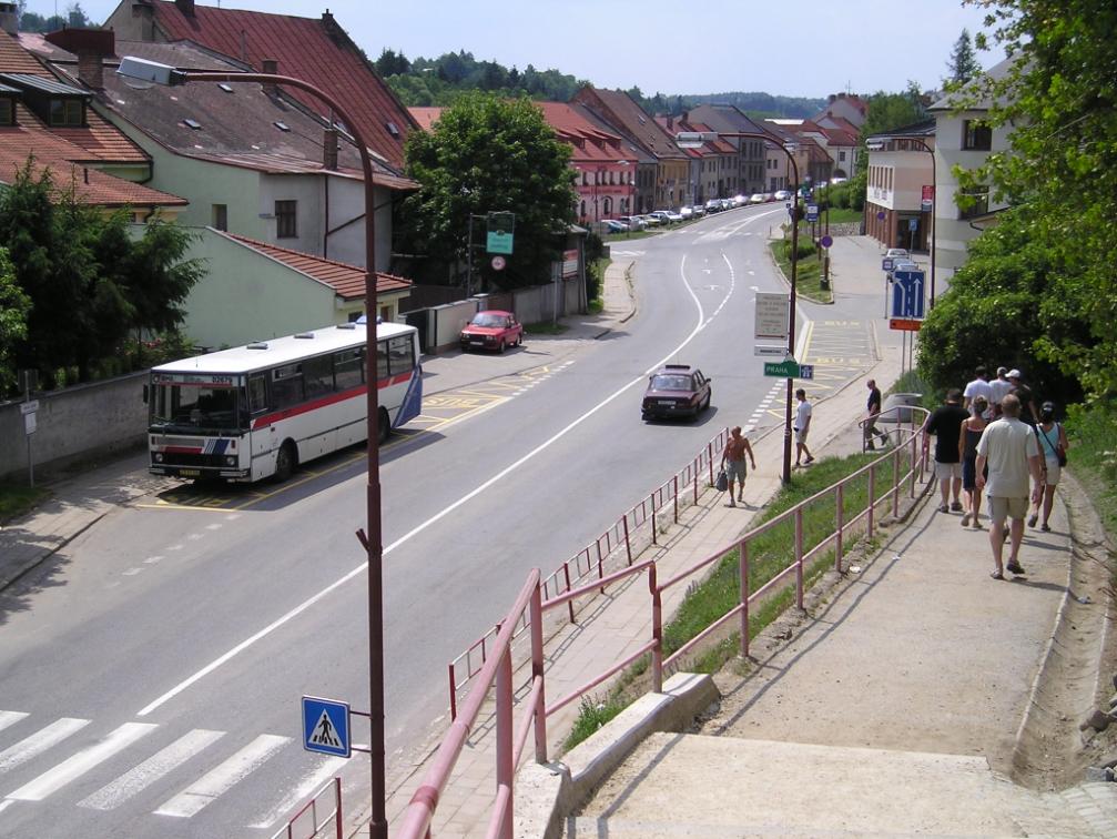 Autobusové zastávky Pro bezpečné uspořádání se doporučuje zřídit zastávkový záliv, je-li počet