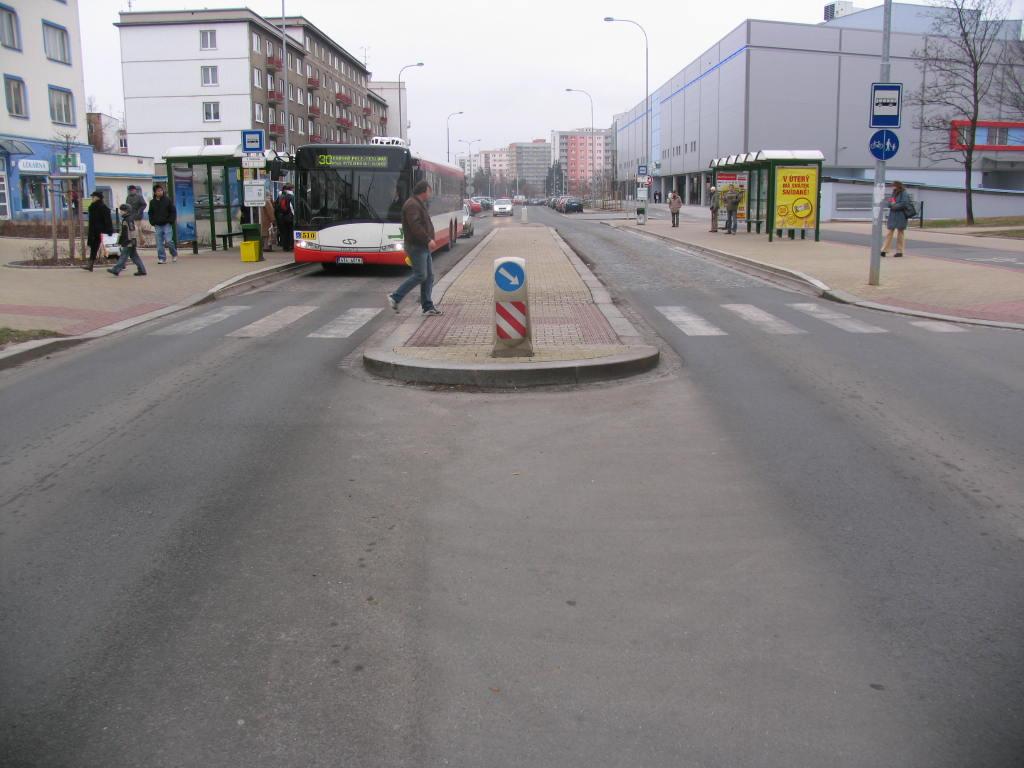 Na této zastávce je stavebně zamezeno předjetí autobusu