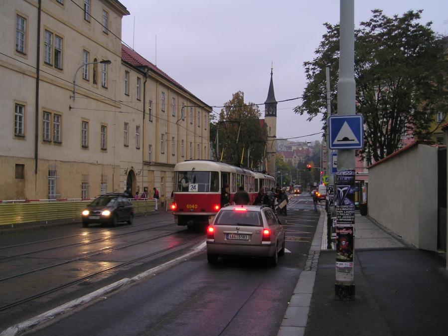 Tramvajové zastávky Výstup na vozovku velký výškový rozdíl,