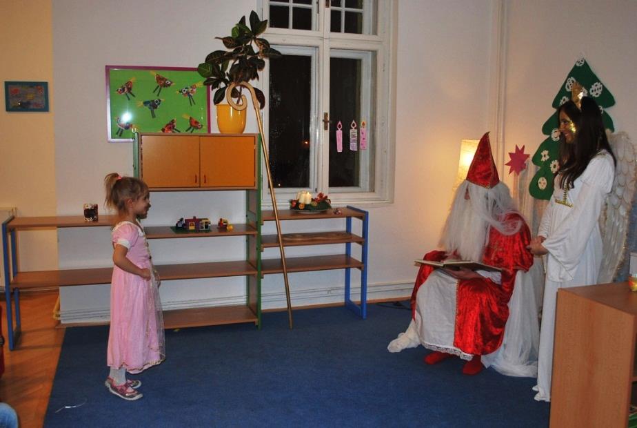 Ve školce se nám třída pomalu plní vánoční výzdobou, voní tu vánoční vůně i jedlové větvičky. Vyrobili jsme si krásné andělíčky z květináčů, které si na Vánoce vezmeme domů.