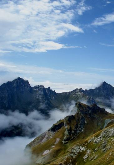 Základní informace: Rozloha: 25 713 km 2 Počet obyvatel: 2 miliony Hlavní město: Skopje Měna: Makedonský denár Úřední jazyk: Makedonština Státní zřízení: Republika UČEBNICE: Strana 56 Makedonie je