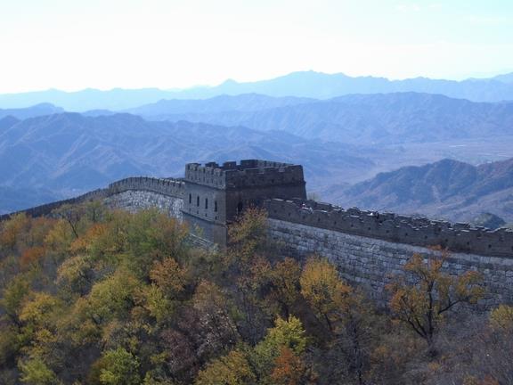 Velká čínská zeď 9) Velká čínská zeď byla budována od vlády dynastie Čchin (3. století př. n. l.) do vlády dynastie Ming (17.