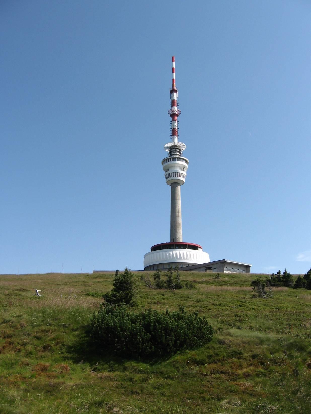 Na vrcholu Pradědu byl postaven v letech 1968-1983 162 m vysoký televizní vysílač s