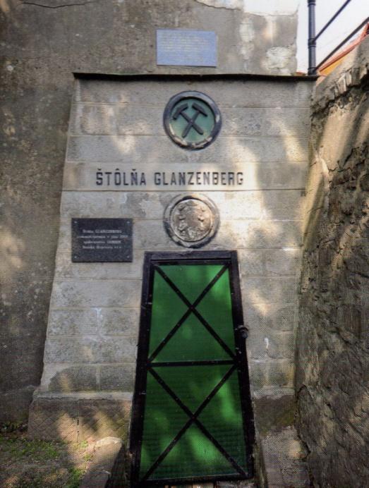 -3- Ústí štoly se nachází v Báňské Štiavnici v horní části Štefultova. Má zachovalý kamenný portál, před kterým je původní potok z kamenného zdiva, který sloužil jako hranice báňské míry.