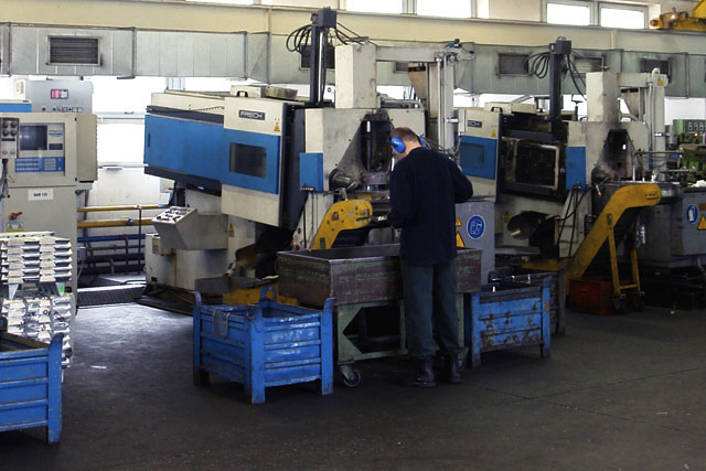 3.2 Strojový park, práce na strojích Všechny stroje s teplou komorou na slévárně zinku jsou výrobkami rakouské firmy Oskar Frech GmbH. Jsou to stroje o uzavíracích silách 20 315 tun.