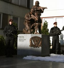 Vznik jednotky 1981 jako součást Sboru národní bezpečnosti Důvod vzniku: nárůstem terorizmu (zvláště únosy letadel) Do útvaru byli vybráni jednotlivci z řad výsadkových jednotek armády. Po r.