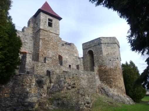 2 2 Historie hradu a zámku Klenová Naučná stezka Klenová Historie hradu a zámku Klenová sahá do 13. století, ze kterého se dochovala hranolová útočištná věž, které se dnes říká hladomorna.