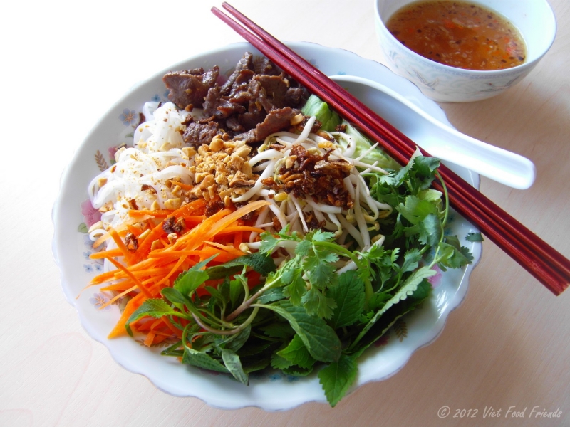 Bún bò Nam Bộ je známé svojí rozmanitostí ingrediencí, které se po promíchání nádherně doplňují.