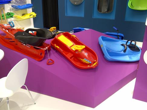 (2) Hora Pro následující výrobky po 1 ks: Snow Boat Skibob