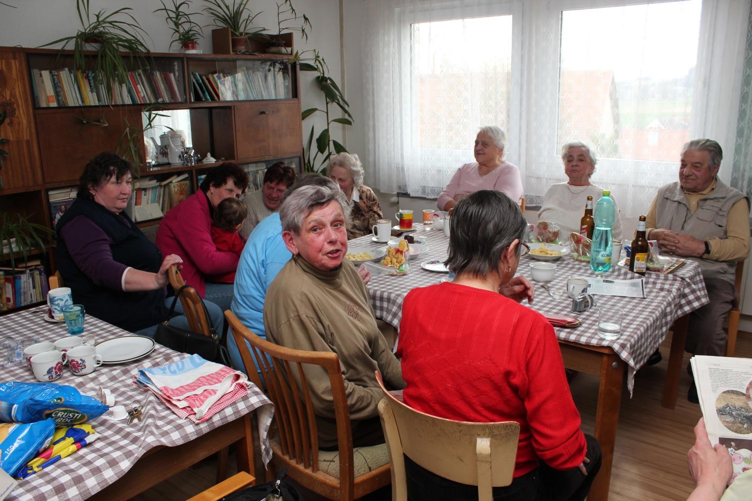 Vždy o velikonočních a vánočních svátcích ženy z Českého červeného kříže navštěvují seniory v