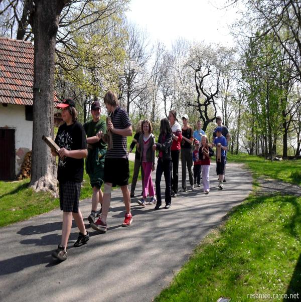 ŘESANICE V Řesanicích zachovávají jeden z tradičních velikonočních zvyků děti s řehtačkami obchází ves od Zeleného