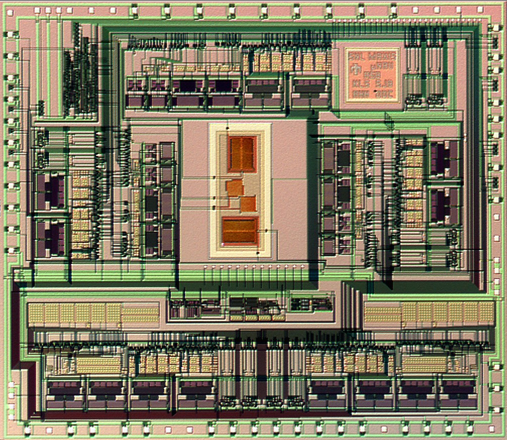 Příklady Příklad kompletního MEMS kombinace mechanické mikrostruktury (uprostřed obrázku) a elektronických prvků a