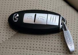 M Interiér Vysoká standardní výbava Klíč I-Key: obsahuje paměť s 10 parametry nastavení pozice řidiče - (boční zpětná zrcátka, sedačku a sloupek řízení)