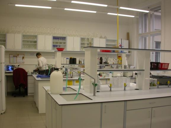 Laboratoře: Nezávislá obalová laboratoř akreditovaná Laboratoř mikrobiologických defektů v